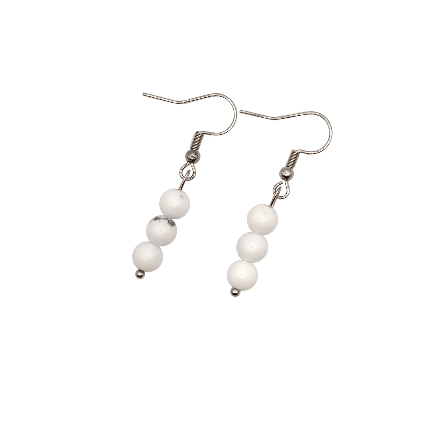 Boucles d'oreilles boules pendantes en howlite du Zimbabwe.