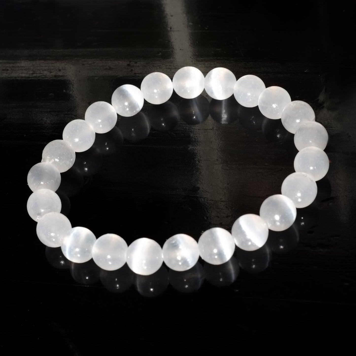 Bracelet boule en sélénite du Maroc de qualité AA éclairé par la lumière du soleil.