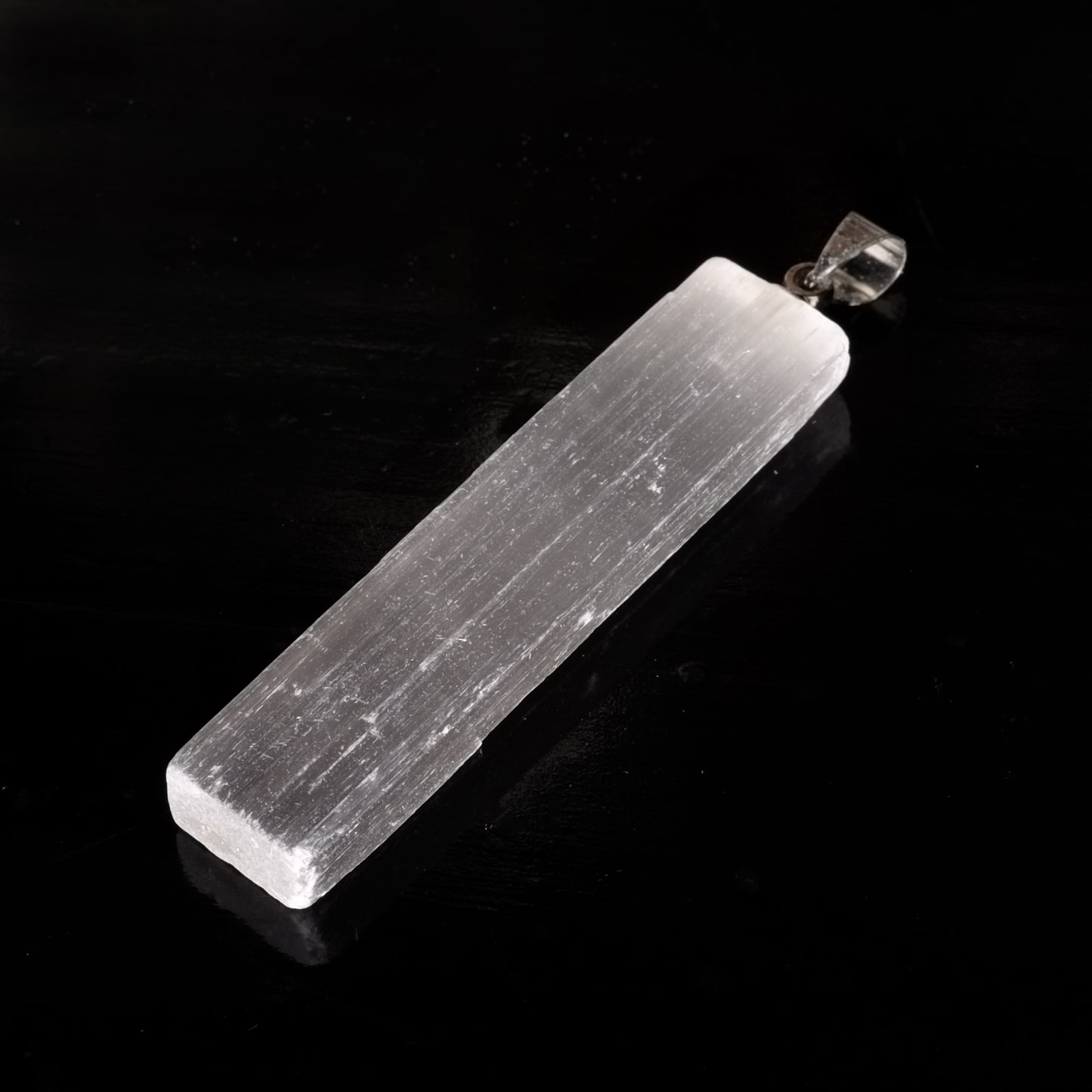 Pendentif pierre brute en sélénite du Maroc de qualité AA