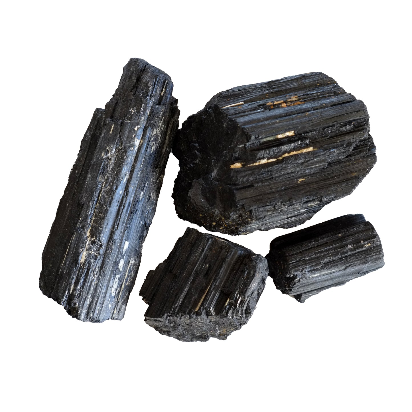 Ces pierres brutes en tourmaline noires cristallisées de qualité A proviennent du Brésil, et mesurent entre 10 et 15 cm.