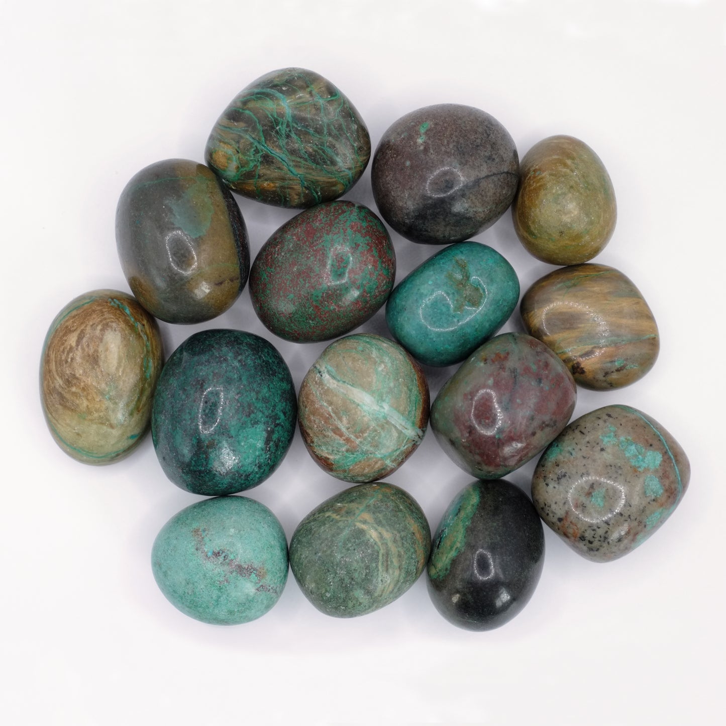 Ces pierres roulées en chrysocolle de qualité A proviennent du Pérou, et mesurent entre 1,5 et 2,5 cm.