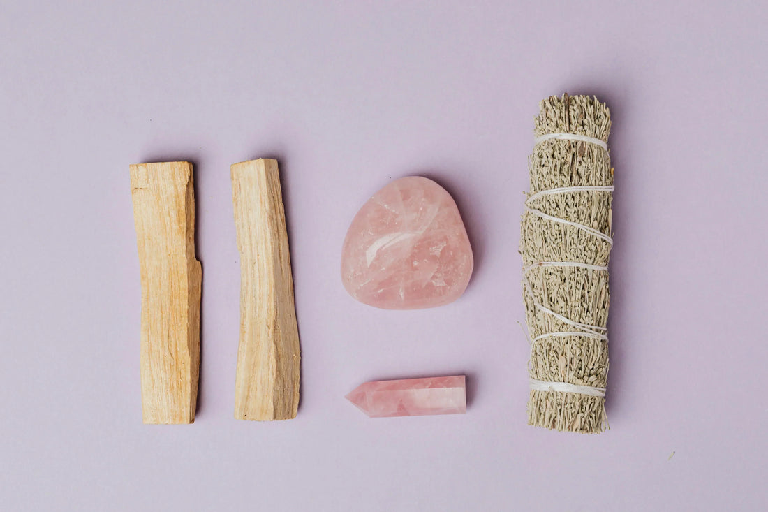 Pierre roulée en quartz rose, un fagot de sauge blanche et du Palo Santo pour purifier les pierres naturelles