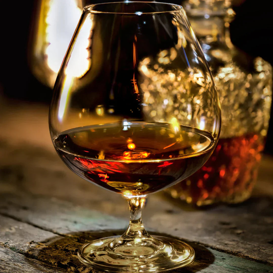 Verre de rhum sur du bois - Marylise Mirabelli parfums - blog Magnifiscents