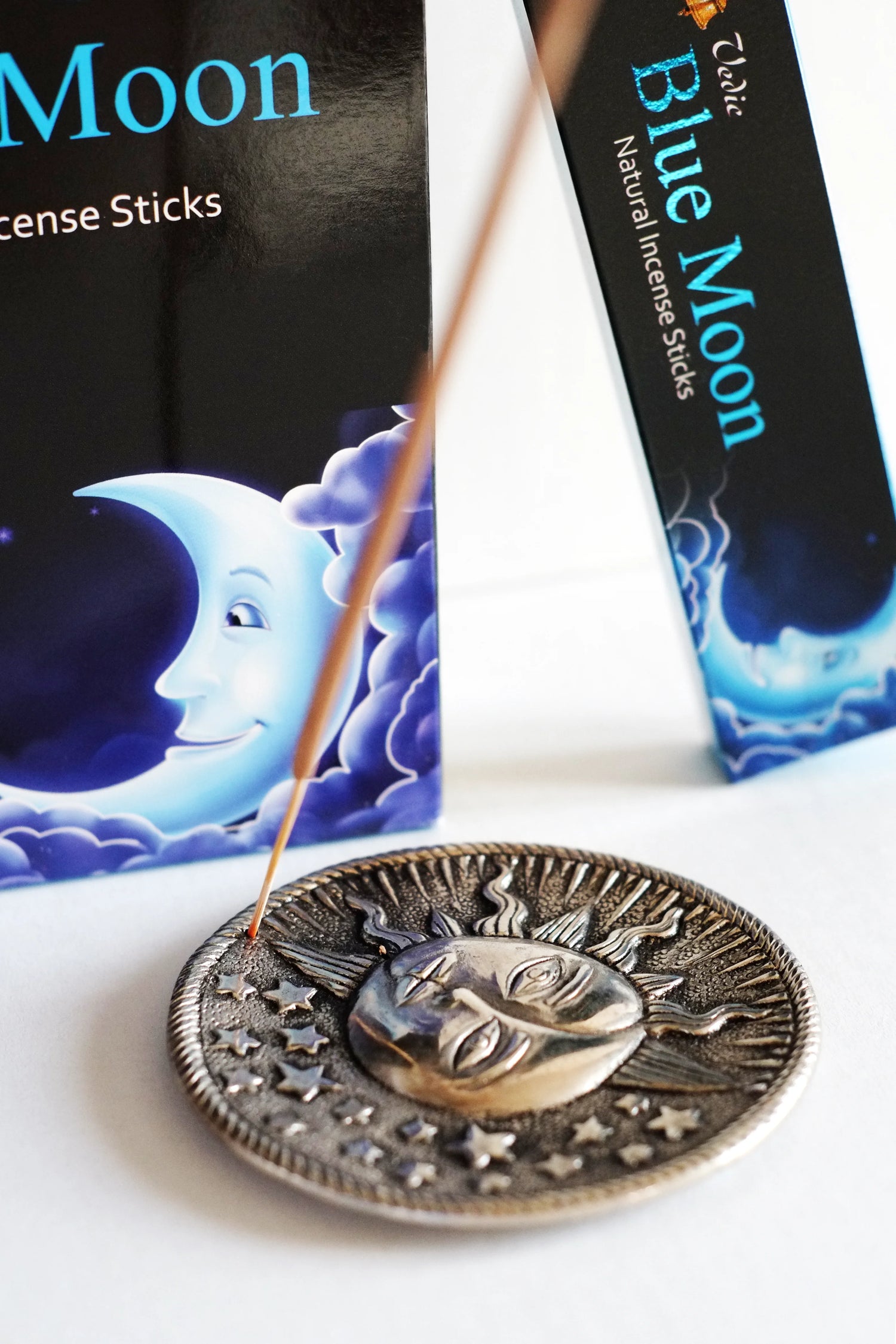 Décor automnal avec les lettres de Scrabble qui épellent "Hello Autumn", des feuilles mortes, des citrouilles, des pommes de pin et des bâtons de cannelle sur un fond noir style ardoise.