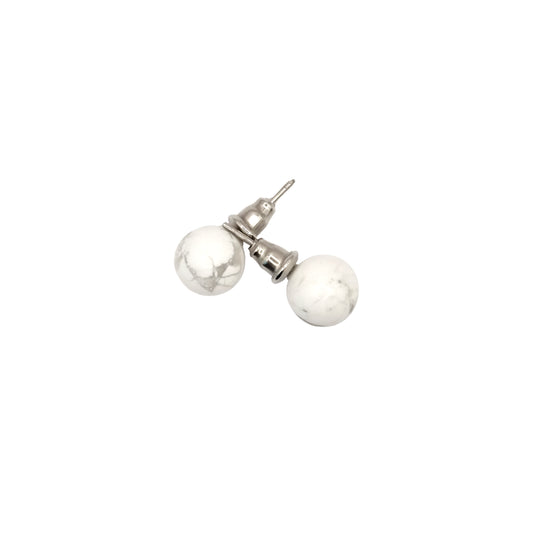 Boucles d'oreilles boule en howlite du Zimbabwe.