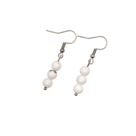 Boucles d'oreilles boules pendantes en howlite du Zimbabwe.