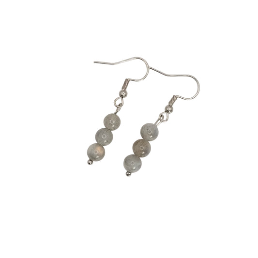 Boucles d'oreilles boules pendantes en labradorite de Madagascar.