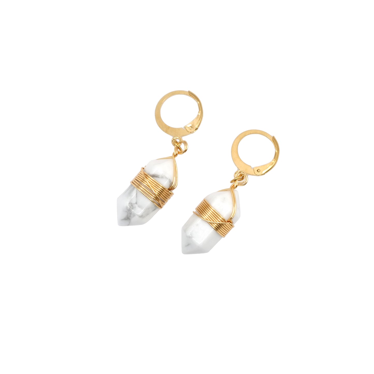 Boucles d'oreilles pointe pendante en howlite du Zimbabwe.