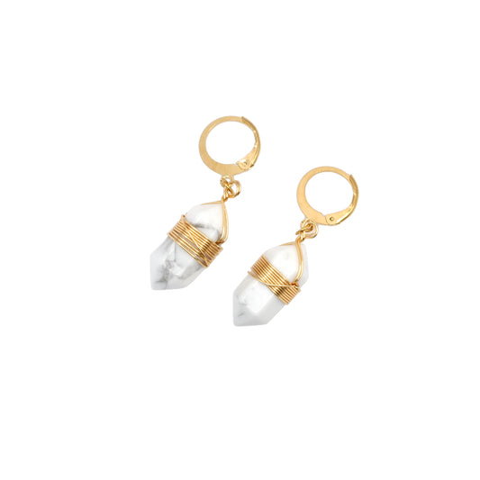 Boucles d'oreilles pointe pendante en howlite du Zimbabwe.