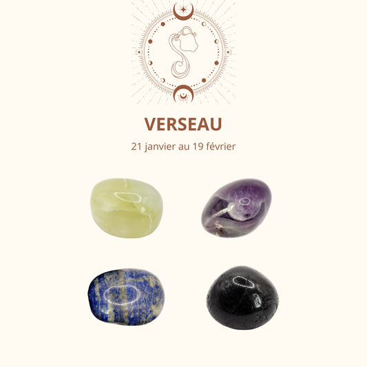 Les quatre pierres roulées du signe astrologique Verseau - Jade, améthyste, lapis-lazuli, obsidienne noire.