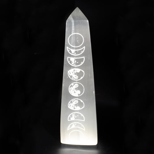 Obélisque en sélénite du Maroc, phases lunaires 15 cm, de qualité A+ à la lumière du soleil
