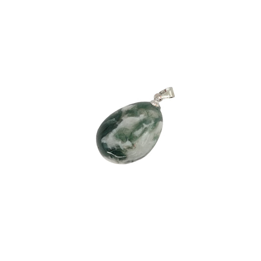 Pendentif pierre roulée en agate mousse du Brésil. La pierre naturelle est marbré vert foncée et blanche, et de forme ronde allongée.