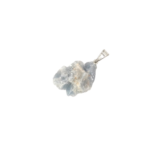 Un pendentif pierre brute en calcite bleue du Mexique.