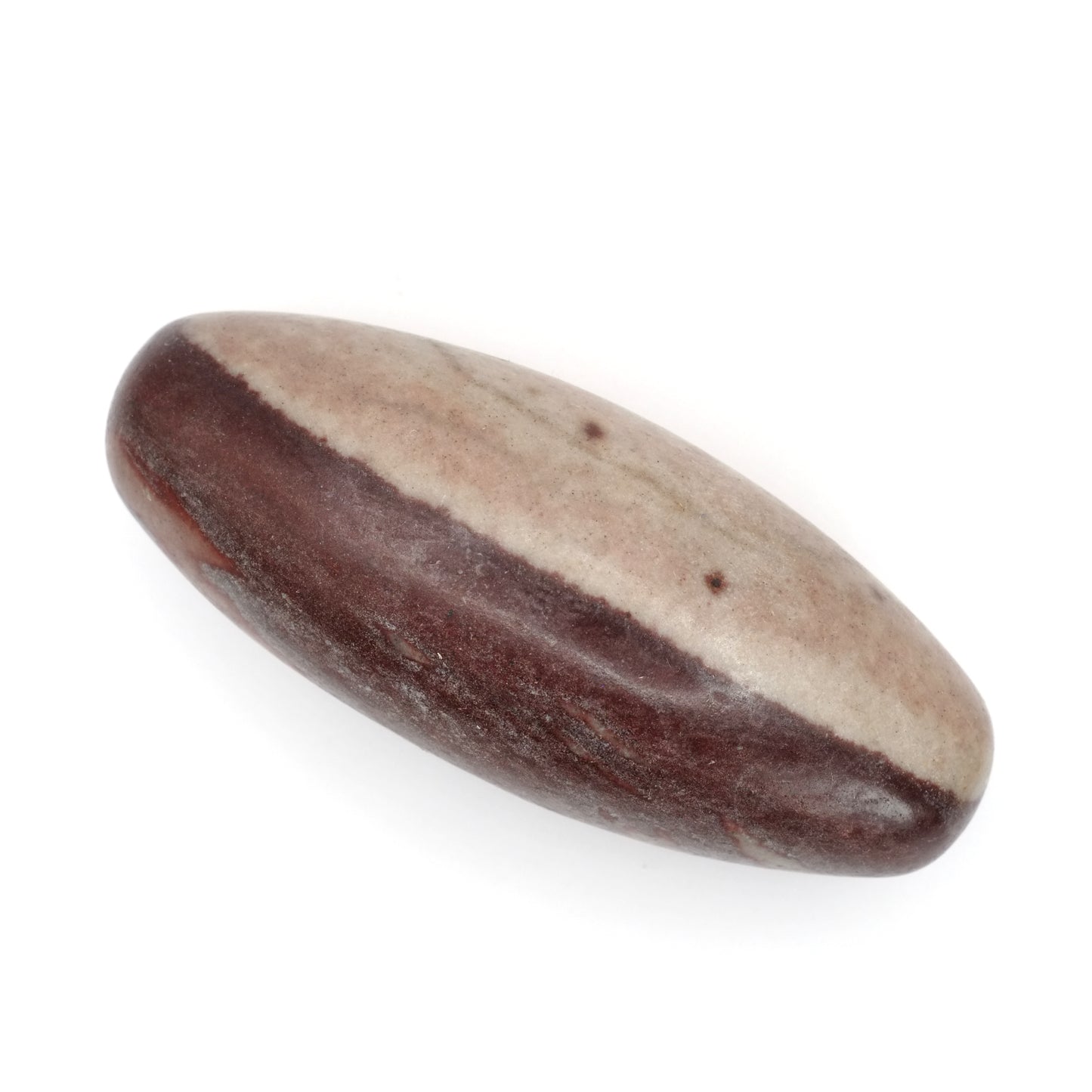 Cette pierre roulée en Shiva lingam de qualité A provient d’Inde. Cette pierre de Shiva Lingam est bicolore, d'un coté marron foncé et beige de l'autre.
