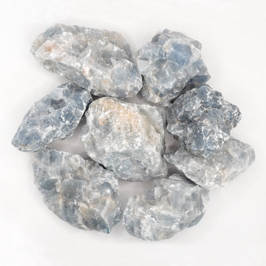Ces pierres brutes en calcite bleue de qualité A proviennent du Mexique, et mesurent entre 3 et 8 cm.