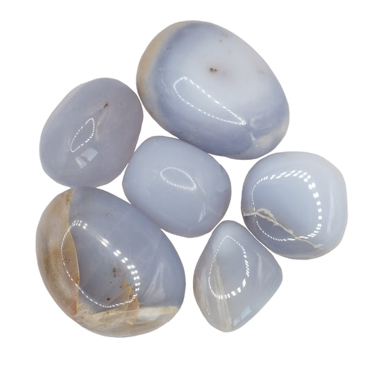 Ces pierres roulées en calcédoine bleue de qualité AA proviennent de Turquie, et mesurent entre 2 et 6 cm.