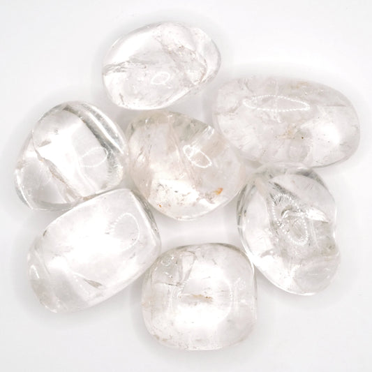 Ces pierres roulées en cristal de roche de qualité AA proviennent du Brésil, et mesurent entre 3 et 4 cm.