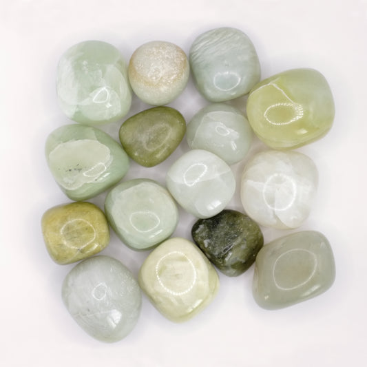 Ces pierres roulées en jade de qualité A+ proviennent de Chine, et mesurent entre 2 et 3 cm.