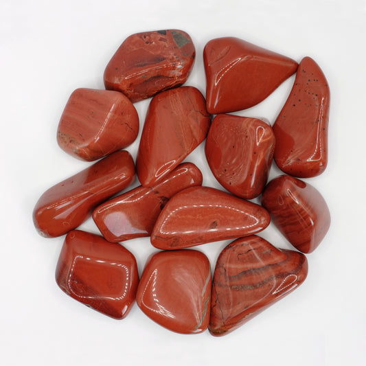 Ces pierres roulées en jaspe rouge de qualité A proviennent d'Afrique du Sud, et mesurent entre 3 et 4 cm.