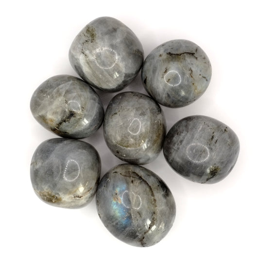 Ces pierres roulées en labradorite de qualité A proviennent de Madagascar, et mesurent entre 3 et 4 cm.