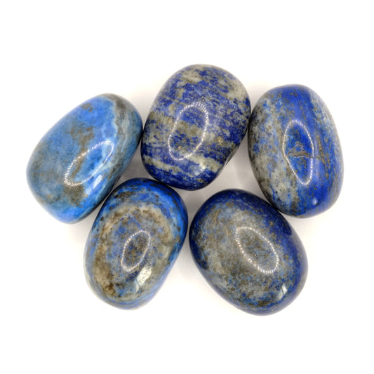 Ces pierres roulées en lapis-lazuli de qualité A proviennent d'Afghanistan, et mesurent entre 3 et 4 cm.