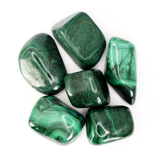 Ces pierres roulées en malachite de qualité A proviennent du Congo, et mesurent entre 3 et 4 cm.