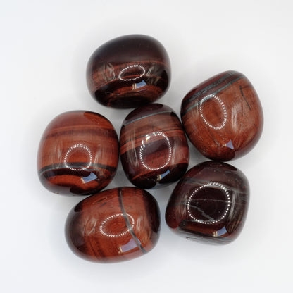 Ces pierres roulées en œil de taureau de qualité AA+ proviennent d'Afrique du Sud, et mesurent entre 3 et 4 cm.