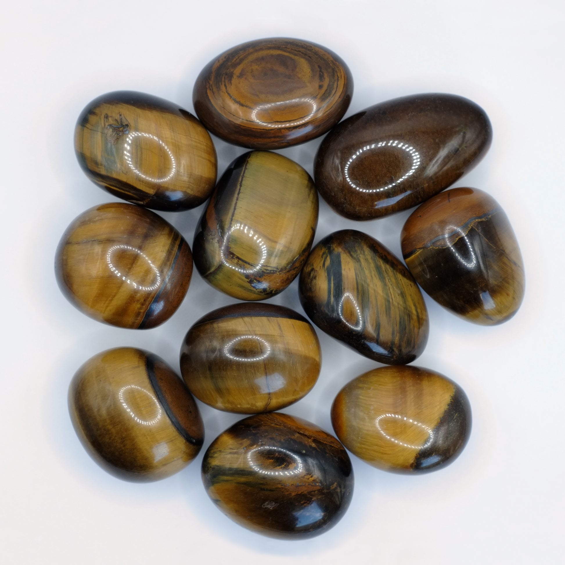 Ces pierres roulées en œil de tigre de qualité AA+ proviennent d'Afrique du Sud, et mesurent entre 3 et 4 cm.