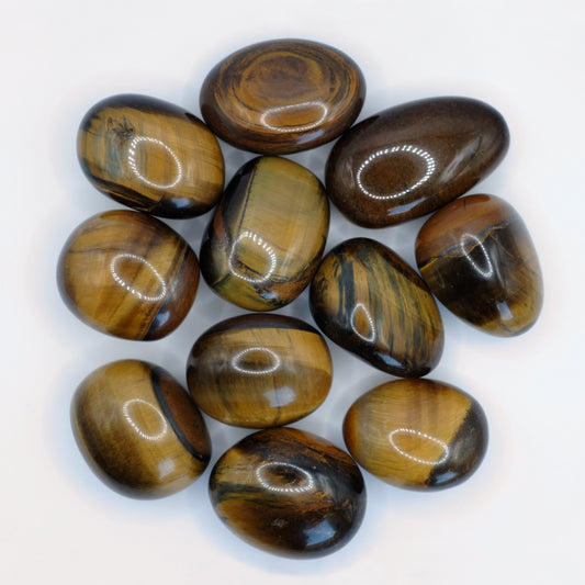 Ces pierres roulées en œil de tigre de qualité AA+ proviennent d'Afrique du Sud, et mesurent entre 3 et 4 cm.