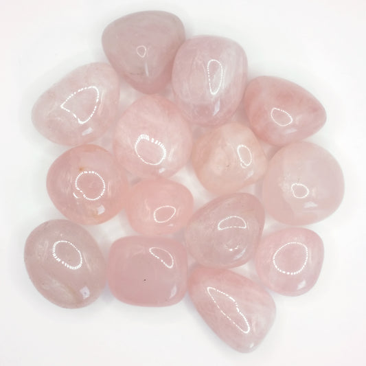 Ces pierres roulées en quartz rose de qualité A+ proviennent d'Afrique du Sud, et mesurent entre 2 et 3 cm.