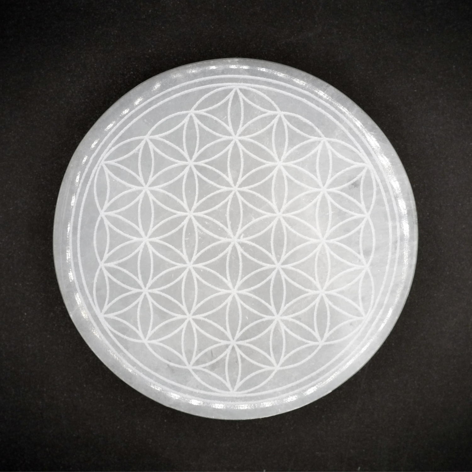 Plaque ronde en sélénite du Maroc de qualité A+ (Élevée), avec motif "fleur de vie".