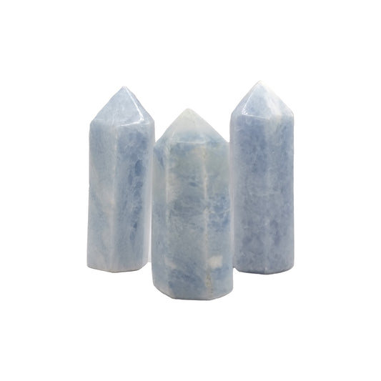 Cette pointe polie en calcite bleue de qualité A provient de Madagascar.