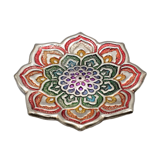 Ce porte-encens doré et multicolore décoratif est composé d'une fleur de mandala spirituel aux pétales arc-en-ciel entrelacés. Une représentation culturelle du lien entre tous les êtres vivants.