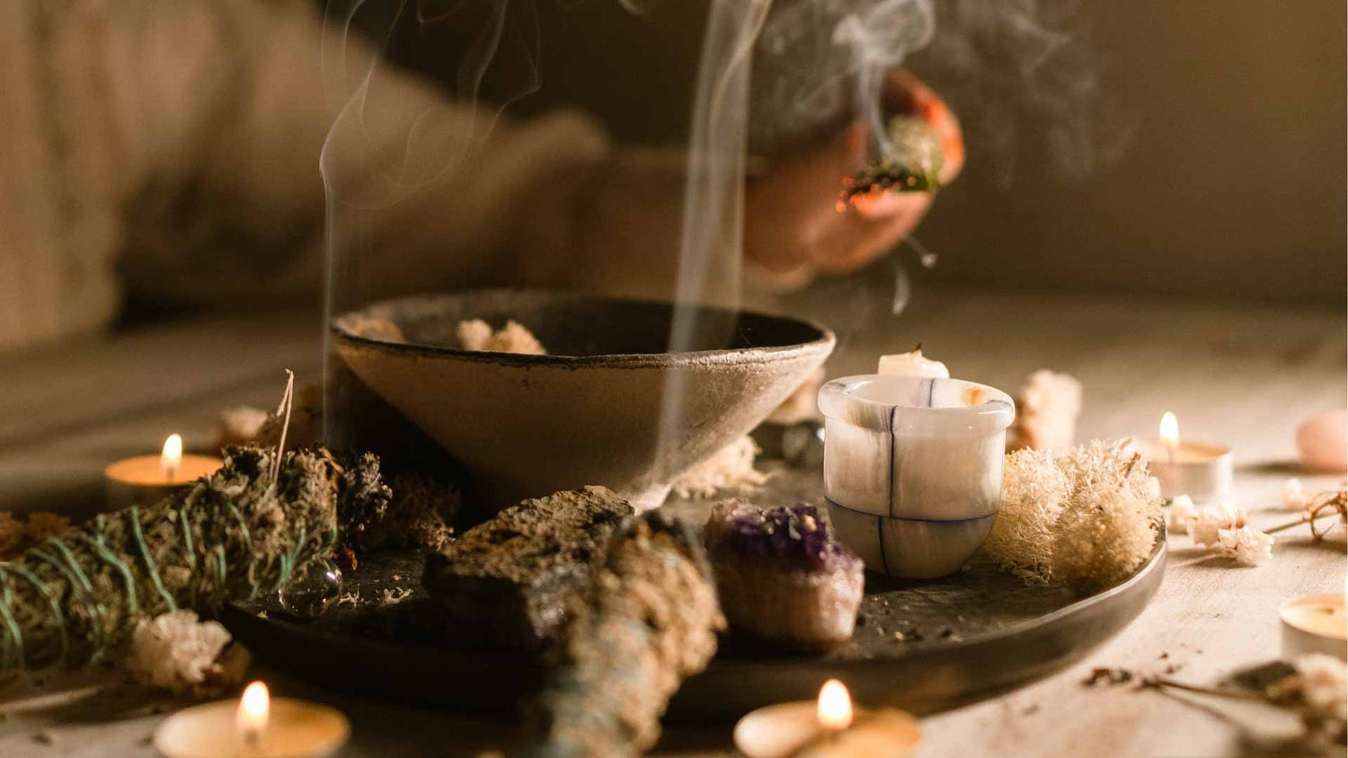 Rituel de purification des minéraux avec de la sauge blanche.